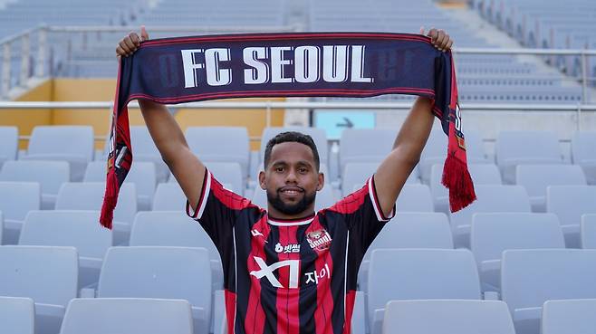 프로축구 FC서울에 입단한 안데르손이 7일 서울월드컵경기장에서 구단 응원용 머플러를 들고 기념촬영을 하고 있다. FC서울 제공