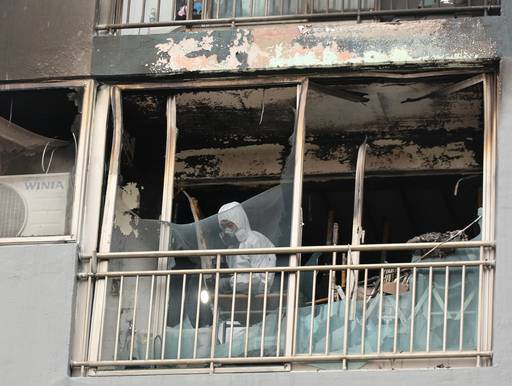 24일 오전 어린이 2명이 숨지고 다친 부산진구의 한 아파트 화재 현장에서 소방당국과 경찰 등 관계기관이 합동 감식을 벌이고 있다. 연합뉴스