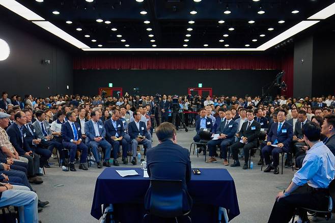 이재명 대통령이 지난달 25일 광주 국립아시아문화전당에서 광주시민·전남도민과 타운홀미팅을 하고 있다. 뉴시스