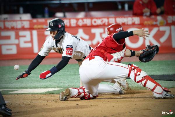 KBO 리그서 치열한 5위 경쟁을 이어가고 있는 SSG 랜더스와 KT 위즈가 전반기 마지막 3연전을 앞두고 총력전을 예고하고 있다. 사진은 지난 4월 양팀 맞대결 장면. KT 위즈 제공