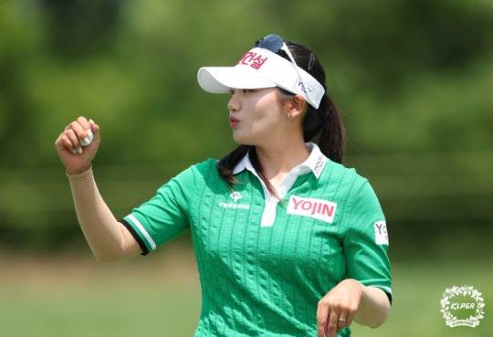 제15회 롯데오픈 3라운드 3번 홀에서 노승희가 버디로 홀아웃한 뒤 갤러리를 향해 인사하고 있다. / KLPGT 제공