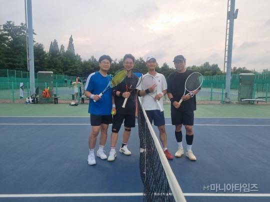 오렌지볼테니스대회 참가자들이 경기를 앞두고 인천가좌테니스장 코트 위에서 기념촬영을 하고 있다. 대회는 총 9개 리그로 나뉘어 진행됐다 / 사진=마니아타임즈 이종균 기자