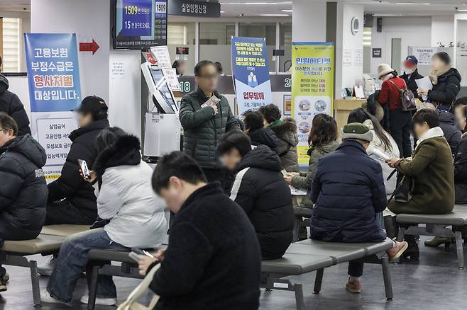 서울의 한 고용복지플러스센터에서 실업급여 인정 위해 상담대기중인 시민 / 사진 출처=연합뉴스