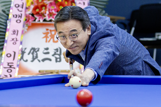 오순문 서귀포시장이 개회식에서 시타하고 있다.(사진=서귀포시당구연맹)