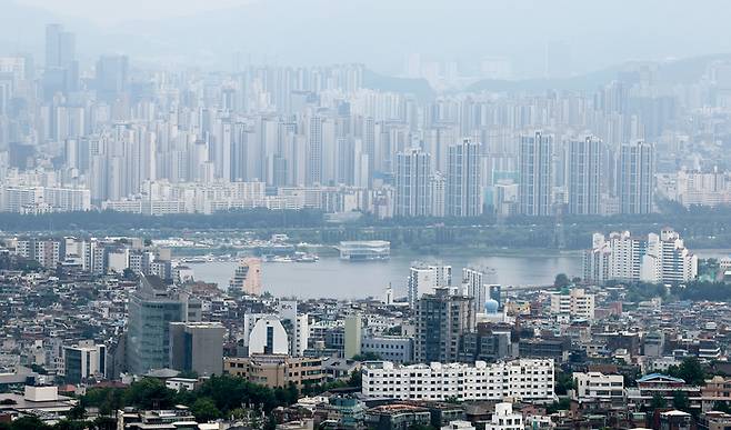 서울 남산에서 바라본 서울 아파트 단지 모습.  2025.7.6 [사진 = 뉴스1]