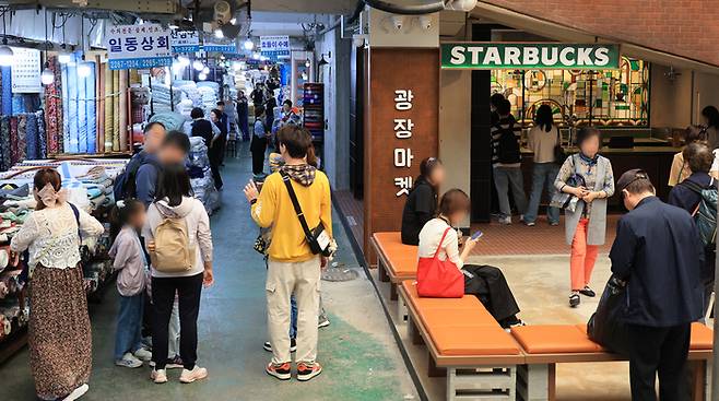 지난 5월 29일 서울 광장시장에 스타벅스 스페셜 스토어 ‘광장마켓점’이 문을 열었다. 전통시장 내에 오픈하는 두번째 매장인 광장마켓점은 루프탑과 1, 2층 전체 좌석 수 250여 석 규모로 층별로 경험할 수 있는 공관과 메뉴를 다르게 구성했다. [사진 = 연합뉴스]