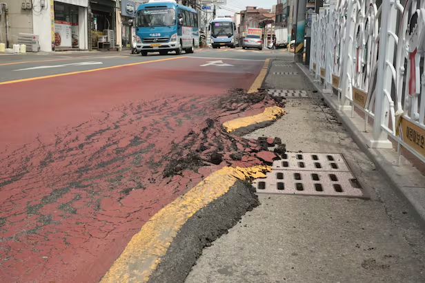 지난 4일 울산 북구 농소초등학교 앞 버스정류장 도로변 아스팔트가 폭염으로 녹아내렸다. [사진 = 뉴스1]
