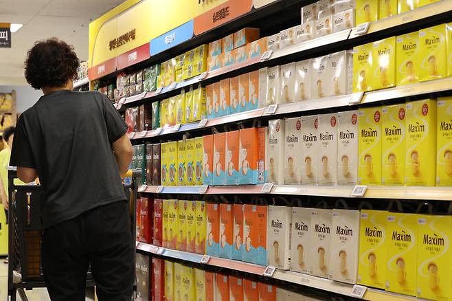 7일 서울 한 대형마트 커피 판매대 모습. [사진 = 연합뉴스]