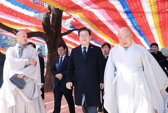 이재명 대통령이 지난 2월 조계종 총무원장 진우스님을 예방하기 위해 이동하고 있는 모습 [사진=공동취재]