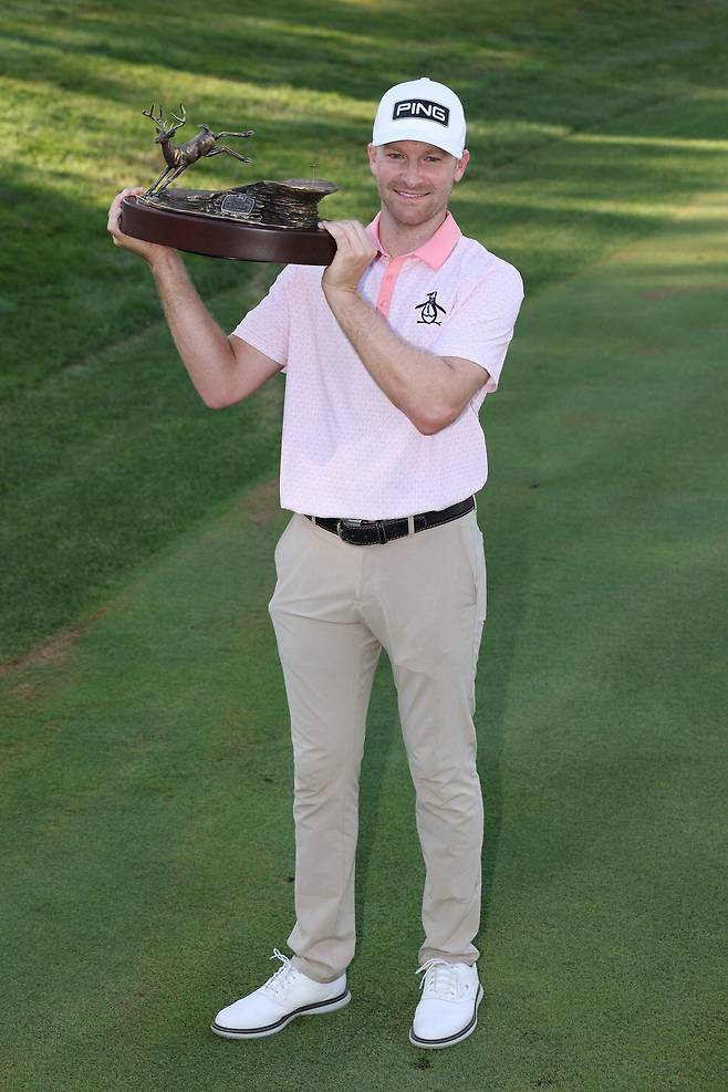 브라이언 캠벨이 존 디어 클래식 우승컵을 들고 환하게 웃고 있다.  AFP연합뉴스