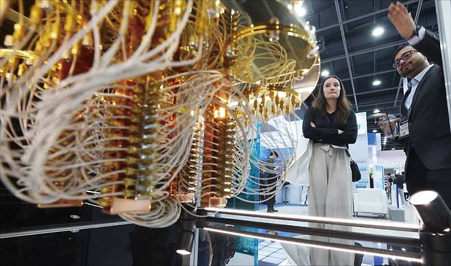 지난 6월 24일 서울 서초구 aT센터에서 열린 ‘퀀텀 코리아 2025’의 한 참가 업체 부스에 샹들리에 구조의 양자컴퓨터 모형이 전시돼 있다. (연합뉴스)