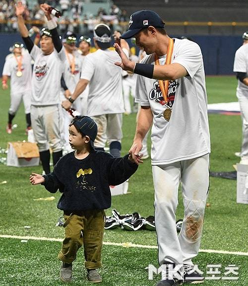 2019년 두산 우승 당시의 김재호. 사진=천정환 기자