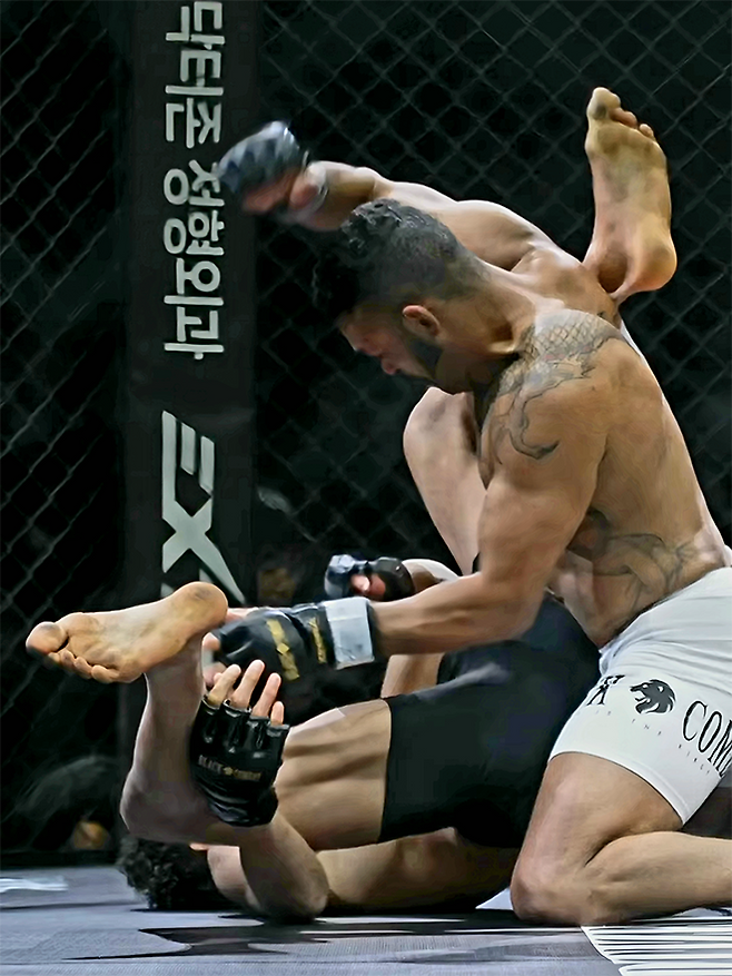 ‘머큐리’ 플라비우 산투스가 2025년 5월 인천광역시 영종국제도시 인스파이어 아레나 블랙컴뱃 14에서 ‘영어쌔신’ 니콜라스 산투스를 그라운드 앤드 파운드로 때리고 있다. 사진=이데아 파라곤