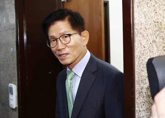 김문수 전 국민의힘 대선 후보가 4일 서울 여의도 국회 원내대표실에서 송언석 비상대책위원장 겸 원내대표와 면담한 뒤 나오고 있다. 2025.7.4/사진=뉴스1 /사진=(서울=뉴스1) 김민지 기자