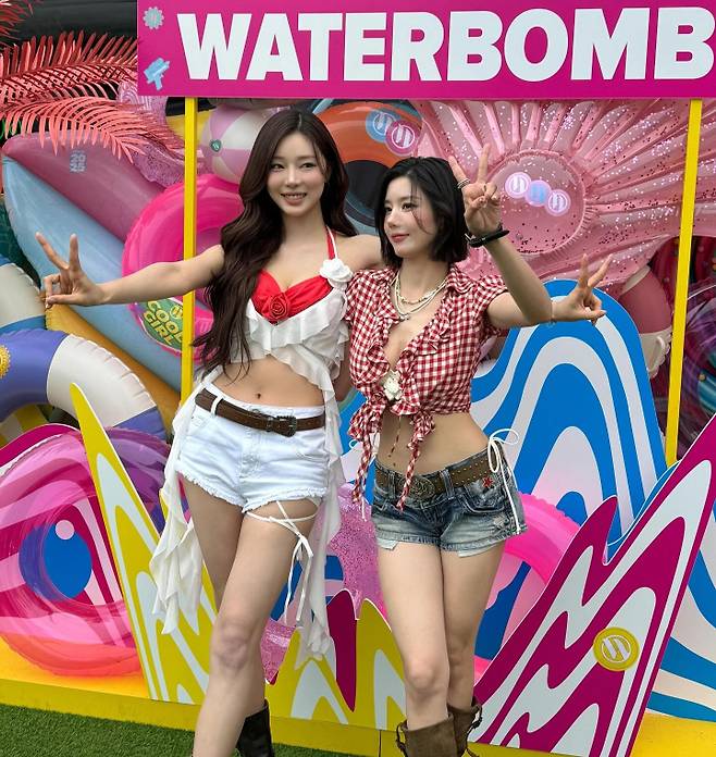 권은비는 '프로듀스48'로 인연을 맺은 절친 이시안과 워터밤 무대를 꾸몄다. /사진=인스타그램 갈무리
