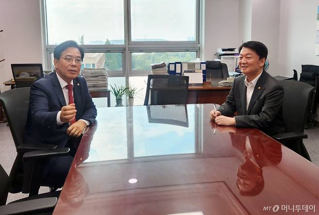 [서울=뉴시스] 하지현 기자 = 국민의힘 송언석 비상대책위원장과 안철수 혁신위원장이 3일 서울 여의도 국회 의원회관에서 만나 당 혁신위 관련 대화를 하고 있다. 2025.07.03. judyha@newsis.com /사진=