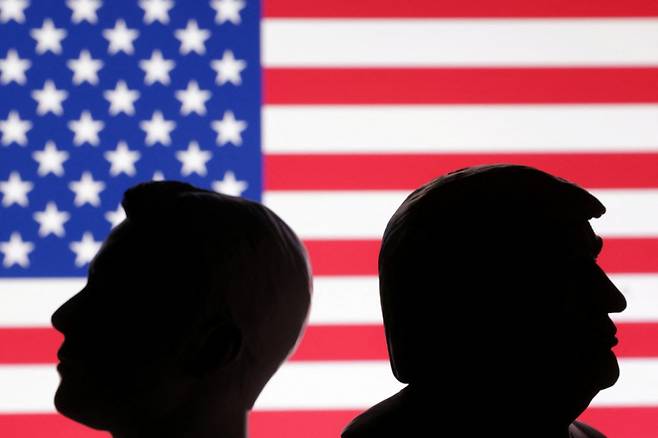 1일(현지시간) 3D 프린터로 제작한 도널드 트럼프 미국 대통령과 일론 머스크 테슬라 최고경영자(CEO)의 모형이 성조기를 배경으로 서로 다른 곳을 바라보고 있는 모습. 2025.07.01  /로이터=뉴스1