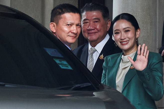 패통탄 친나왓 태국 총리가 지난 1일 방콕 헌법재판소 앞에서 지지자들에게 인사를 하고 있다. /로이터=뉴스1