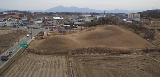 전남 영암군에 있는 내동리 쌍무덤. / 사진 = 국가유산청 제공