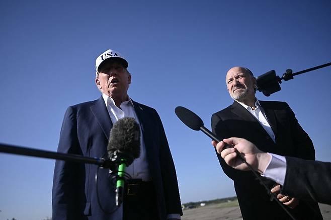 6일(현지시간) 도널드 트럼프 미국 대통령과 하워드 러트닉 상무장관이 뉴저지에서 워싱턴DC로 돌아가기 전 취재진과 인터뷰하고 있다./AFPBBNews=뉴스1