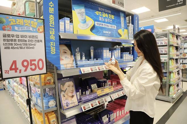이마트가 LG생활건강과 함께 4950원짜리 '초저가 화장품'을 선보인다. 사진은 이마트 용산점 화장품 매대. /사진제공=이마트.