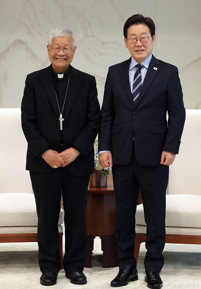 [서울=뉴시스] 고범준 기자 = 이재명 대통령이 7일 서울 용산 대통령실 청사에서 유흥식 추기경 접견에 앞서 기념촬영 하고 있다. (대통령실통신사진기자단) 2025.07.07. bjko@newsis.com /사진=