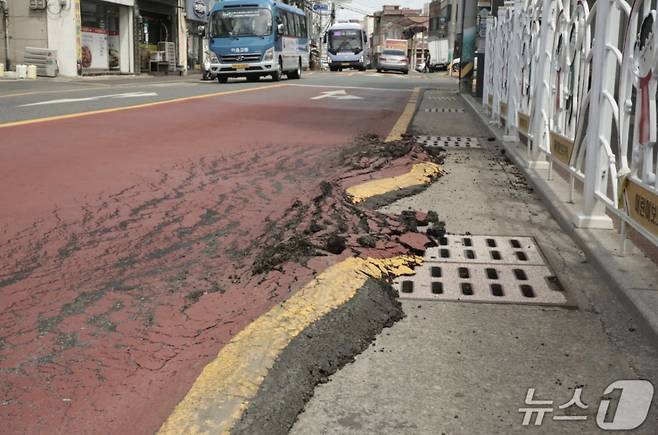 지난 4일 울산 북구 농소초등학교 앞 도로 아스팔트가 폭염을 못견디고 녹아 흐른 모습./사진=뉴스1