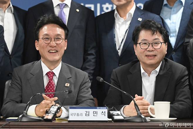 [서울=뉴시스] 정부청사 사진기자단 = 김민석 국무총리와 이한주 국정기획위원회 위원장을 비롯한 참석자들이 7일 오후 서울 종로구 정부서울청사 별관 국정기획위원회에서 열린 제4차 전체회의에서 기념촬영을 하고 있다. 2025.07.07. photo@newsis.com /사진=김명원