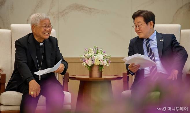 [서울=뉴시스] 이재명 대통령이 7일 서울 용산 대통령실 청사에서 유흥식 추기경을 접견하고 있다. (사진=대통령실 제공) 2025.07.07. photo@newsis.com *재판매 및 DB 금지 /사진=