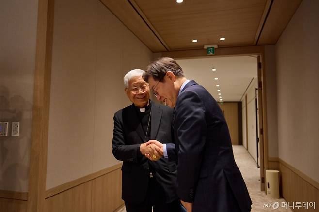 (서울=뉴스1) 허경 기자 = 이재명 대통령이 7일 서울 용산 대통령실 청사에서 유흥식 추기경을 접견하고 있다. (대통령실 제공. 재판매 및 DB 금지) 2025.7.7/뉴스1 Copyright (C) 뉴스1. All rights reserved. 무단 전재 및 재배포, AI학습 이용 금지. /사진=(서울=뉴스1) 허경 기자