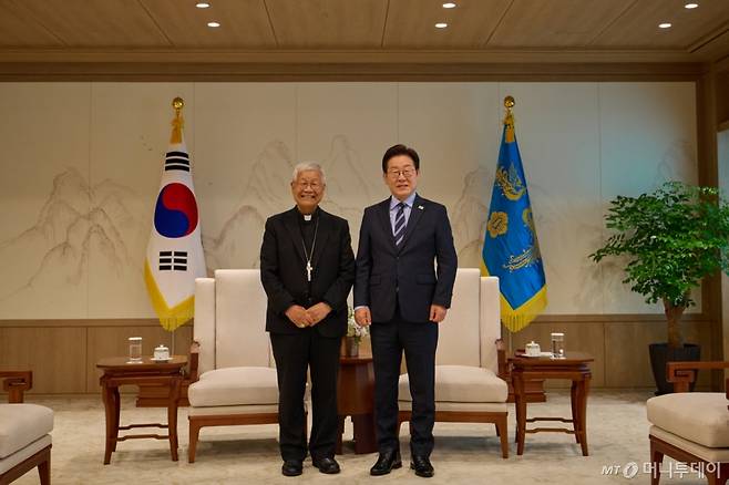 (서울=뉴스1) 허경 기자 = 이재명 대통령이 7일 서울 용산 대통령실 청사에서 유흥식 추기경과 기념촬영을 하고 있다. (대통령실 제공. 재판매 및 DB 금지) 2025.7.7/뉴스1  Copyright (C) 뉴스1. All rights reserved. 무단 전재 및 재배포,  AI학습 이용 금지. /사진=(서울=뉴스1) 허경 기자