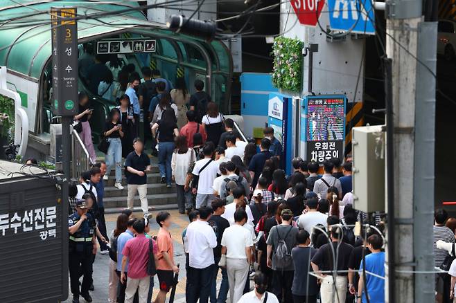 포털에 '2호선 챌린지'를 검색하면 걸어서 2호선을 완주했다는 글들이 있다. 사진은 지난해 7월 12일 서울 성동구 성수역 3번 출구 앞이 퇴근하는 시민들로 붐비고 있는 모습. /사진=뉴시스