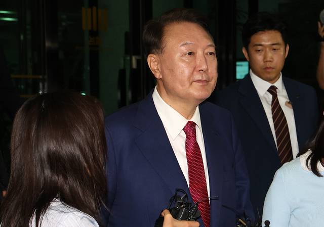 윤석열 전 대통령이 5일 내란 특검 2차 조사를 마치고 조은석 특별검사팀 사무실이 있는 서울 서초구 서울고검을 나서고 있다. 기사 내용과 무관. 연합뉴스