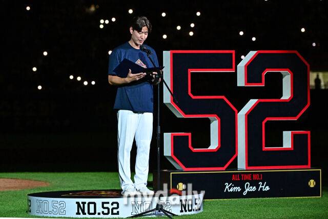 6일 서울 잠실야구장에서 열린 '2025 신한 SOL BANK KBO리그' KT 위즈와 두산 베어스 경기 후 열린 두산 김재호 은퇴식. 두산 김재호가 팬에게 은퇴 소감을 밝히고 있다./잠실=한혁승 기자