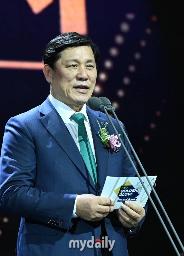허구연 KBO 총재가 13일 오후 서울 삼성동 코엑스 오디토리움에서 진행된 '2024 KBO 골든글러브' 시상식에서 인사말을 하고 있다./마이데일리