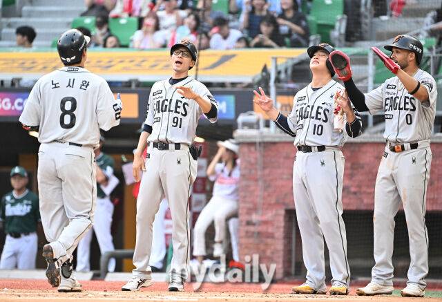 27일 오후 인천광역시 문학동 SSG랜더스필드에서 진행된 '2025 프로야구 KBO리그' SSG랜더스와 한화이글스의 경기. 한화 노시환이 1회초 1사 1,3루서 3점 홈런을 터뜨린 뒤 홈을 밟고 있다./마이데일리