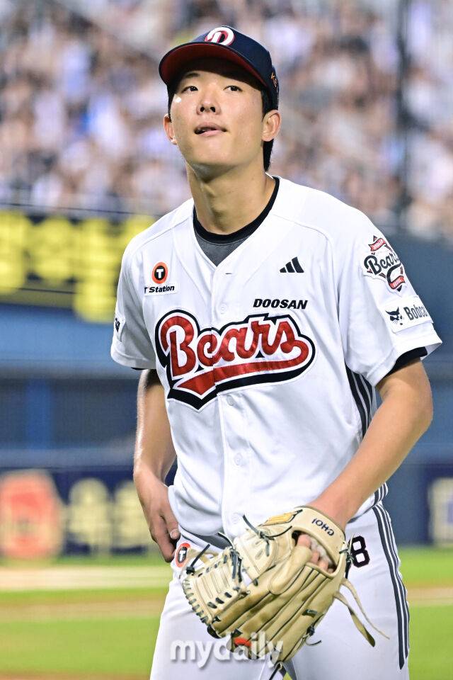 1일 서울 잠실야구장에서 열린 '2025 신한 SOL BANK KBO리그' 삼성 라이온즈와 두산 베어스 경기. 두산 선발 최민석이 7회초 1사 1-3루에서 삼성 강민호를 병살타로 잡고 위기를 넘겼다./마이데일리