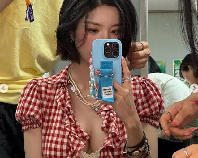 권은비가 무대에 오르기 전 헤어 메이크업 수정을 받고 있다. / 권은비 소셜미디어 캡처