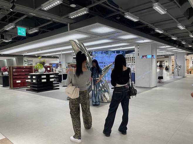 키네틱 그라운드를 찾은 외국인 관광객이 오브제 앞에서 사진을 촬영하고 있다. 전새날 기자