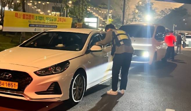 인천 영종국제도시 인스파이어 아레나 공연장 주변에서 택비 불법행위를 단속하고 있는 모습.[인천광역시 제공]