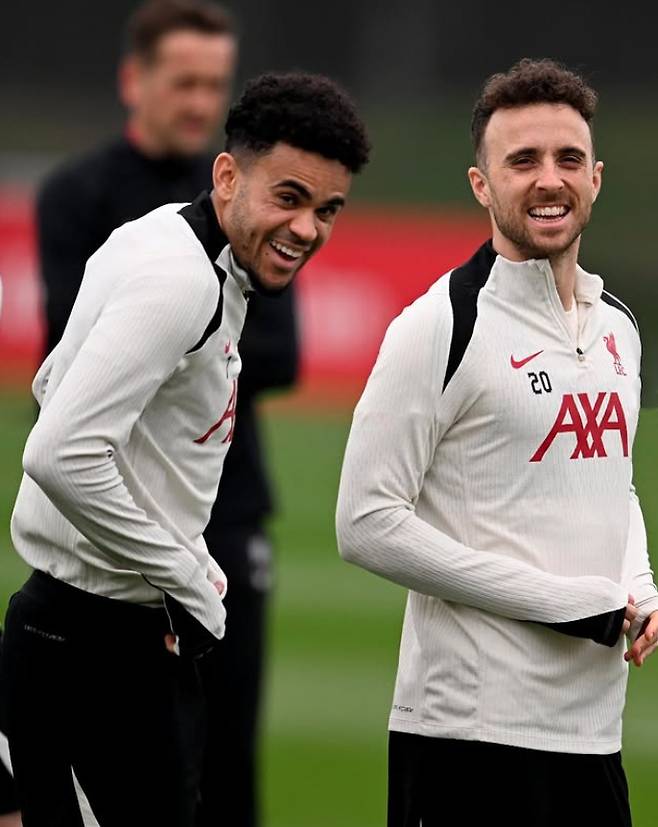 리버풀 공격수 루이스 디아스(왼쪽)와 교통사고로 숨진 디오구 조타. [루이스 디아스 인스타그램 캡처]