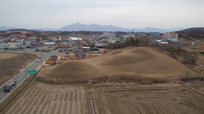 내동리 쌍무덤 전경. [국가유산청]