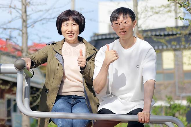 10번이 넘는 두경부암 수술을 이겨내고 턱걸이 챔피언이라는 타이틀을 얻게 된 김동호 군(오른쪽)과 동호 군의 어머니