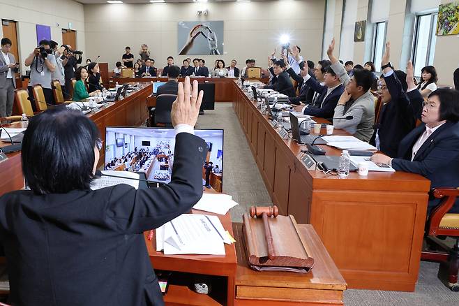 7일 국회 과학기술정보방송통신위원회 전체회의에서 여당 위원들이 공영방송 지배구조 개편을 골자로 하는 이른바 ‘방송3법’에 대해 찬성 표결하고 있다. [연합]