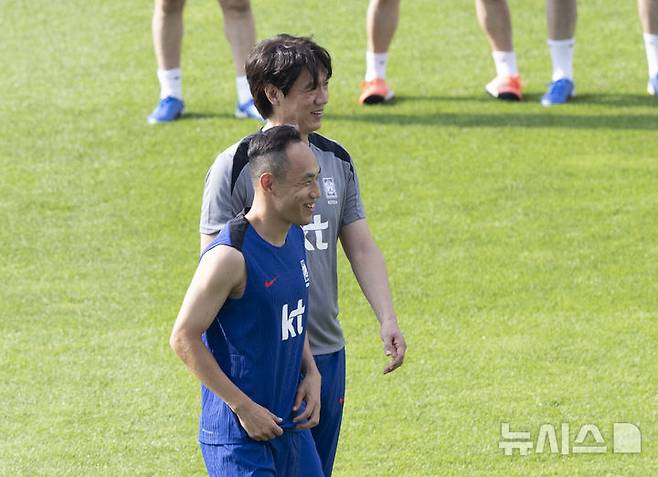 [성남=뉴시스] 김근수 기자 = 홍명보 대한민국 축구 대표팀 감독과 문선민이  3일 오후 경기 성남종합운동장에서 훈련 중 이야기를 나누고 있다. 동아시아 축구연맹(EAFF) E-1 챔피언십'(동아시안컵)에 출전하는 남자대표팀은 오는 7일 오후 8시 중국과의 개막전을 시작으로 11일 오후 8시 홍콩, 15일 오후 7시 24분 일본과 차례로 용인미르스타디움에서 경기를 치른다. 2025.07.03. ks@newsis.com
