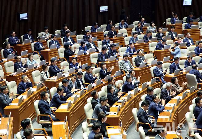 [서울=뉴시스] 김금보 기자 = 더불어민주당 의원들이 지난 3일 서울 여의도 국회에서 열린 제426회 국회(임시회) 제4차 본회의에서 상법 일부개정법률안이 가결되자 박수치고 있다. 2025.07.03. kgb@newsis.com