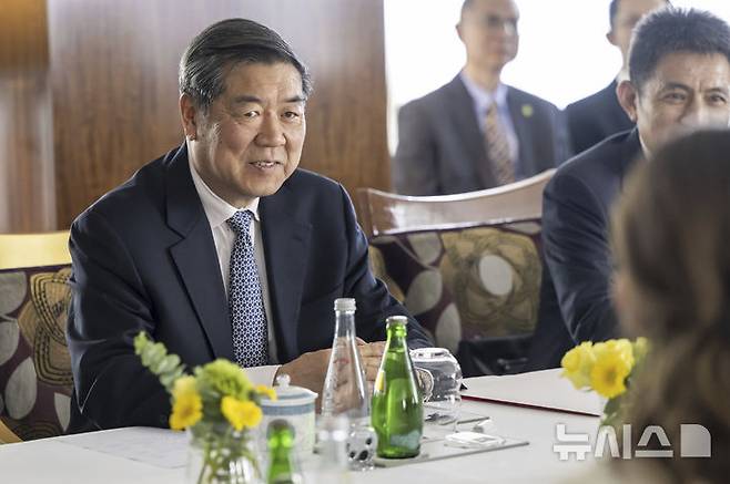 [제네바=신화/뉴시스]중국의 허리펑 국무원 부총리가 이달 일본을 방문하는 방향으로 조율되고 있다고 일본 요미우리신문이 7일 보도했다. 사진은 허 부총리가 지난 5월 9일(현지 시간) 스위스 제네바에서 열린 스위스 측과의 회담에 참석한 모습. 2025.07.07.