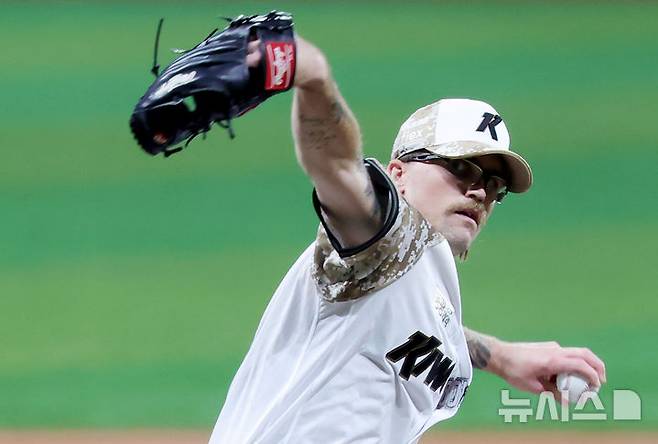 [서울=뉴시스] 홍효식 기자 = 25일 서울 구로구 고척스카이돔에서 열린 2025 KBO리그 KIA 타이거즈와 키움 히어로즈의 경기, 1회초 키움 라클란 웰스가 공을 던지고 있다. 2025.06.25. yesphoto@newsis.com