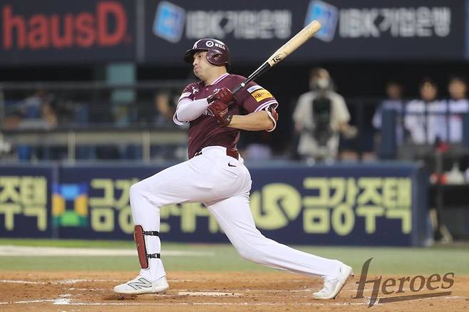 [서울=뉴시스] 프로야구 키움 히어로즈 카디네스가 13일 서울 잠실구장에서 열린 2025 신한 쏠뱅크 KBO리그 LG 트윈스와의 경기에서 타석에 나서 배트를 휘두르고 있다. (사진=키움 히어로즈 제공) 2025.05.13. *재판매 및 DB 금지