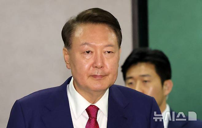 [서울=뉴시스] 홍효식 기자 = 윤석열 전 대통령이 지난 5일 오후 서울 서초구 서울고등검찰청에 마련된 내란특검 사무실에서 2차 대면 조사를 마친 뒤 귀가하고 있다. 2025.07.06. yesphoto@newsis.com